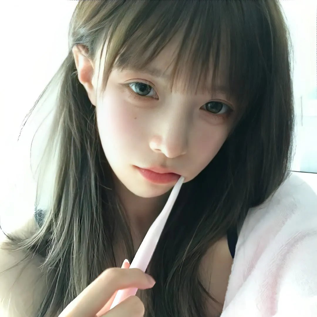 泳池里的男孩